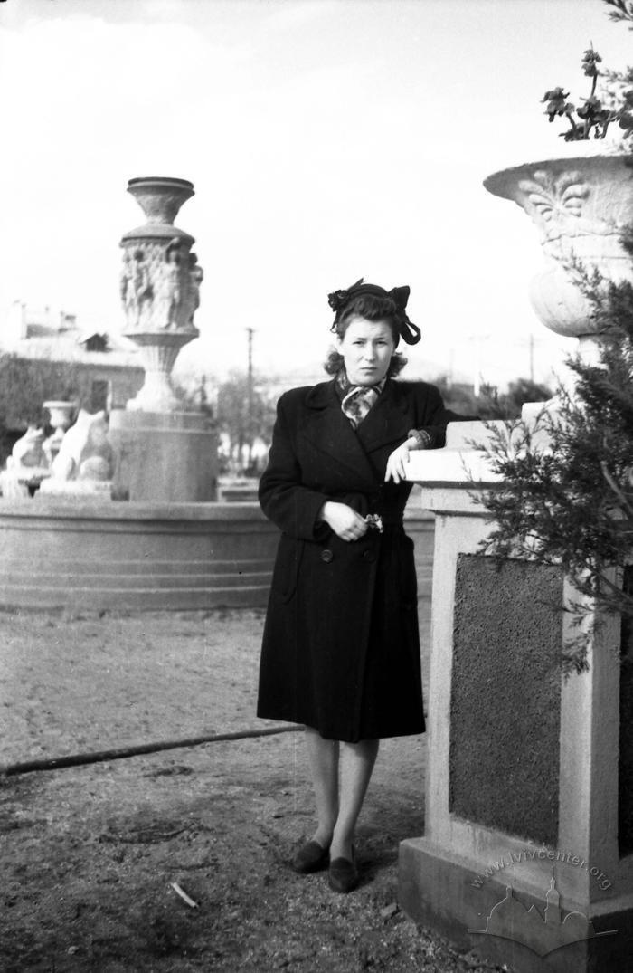Женщина на прогулке в парке. Бердянск, 1952
