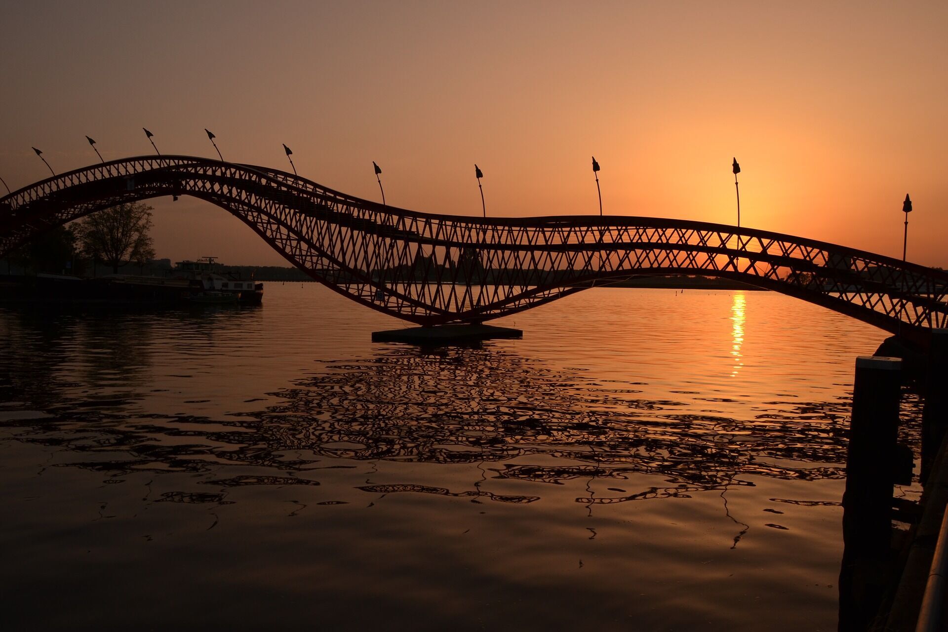 Мост Питон удивляет необычным архитектурным решением.