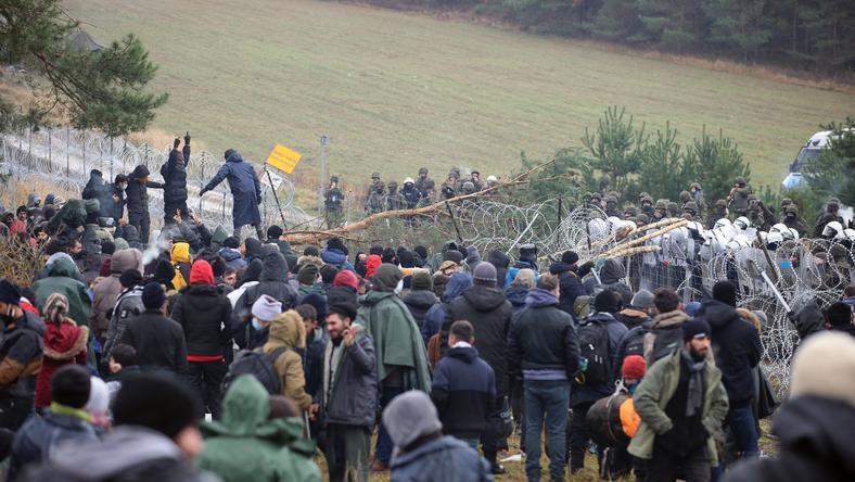 Натовп мігрантів біля паркану на кордоні Білорусі та Польщі