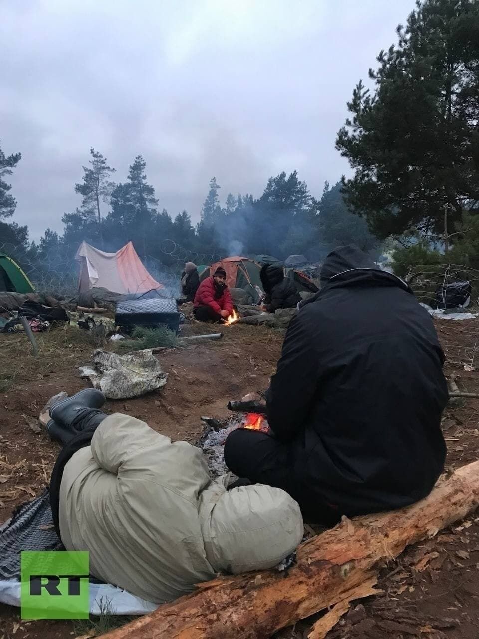 Мигранты провели ночь в палаточном лагере