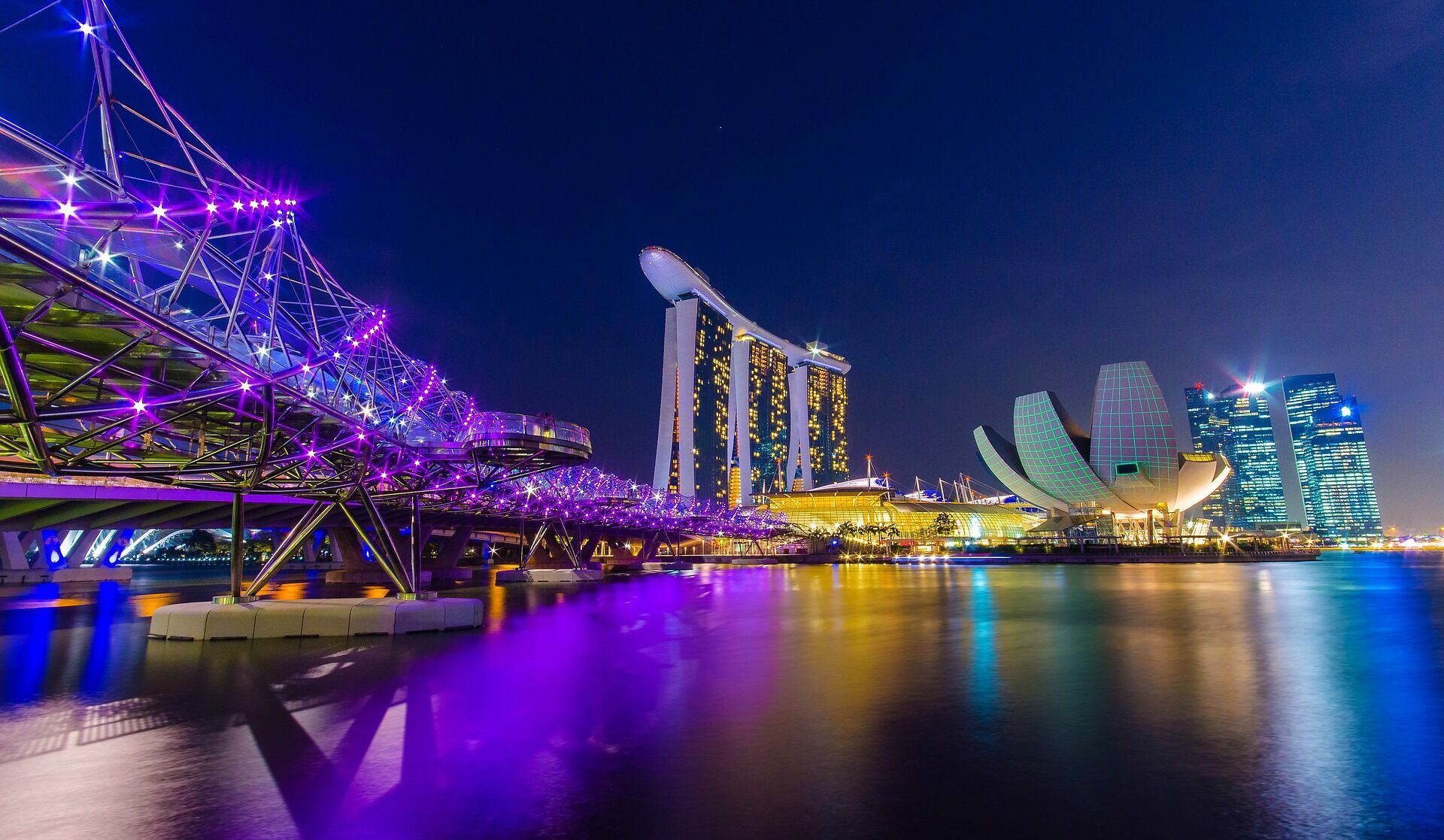 Мост Хеликс расположен у крупнейшего казино Сингапура.