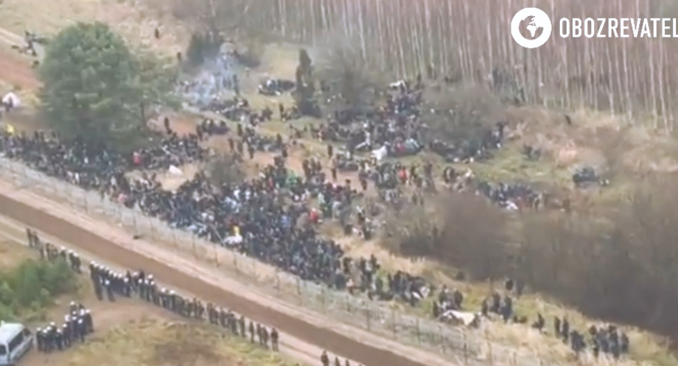 Толпа мигрантов на границе между Беларусью и Польшей