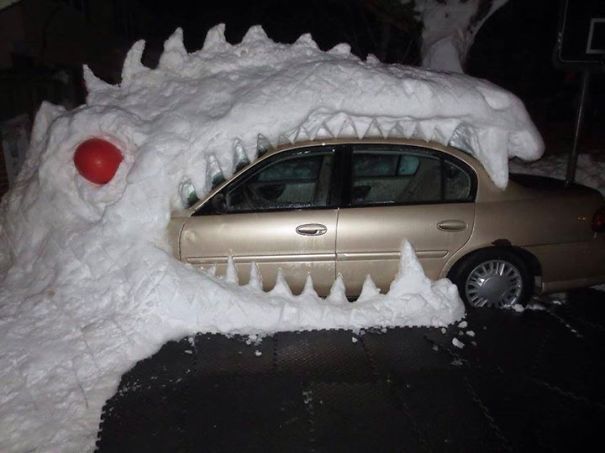 Динозавр съел автомобиль.