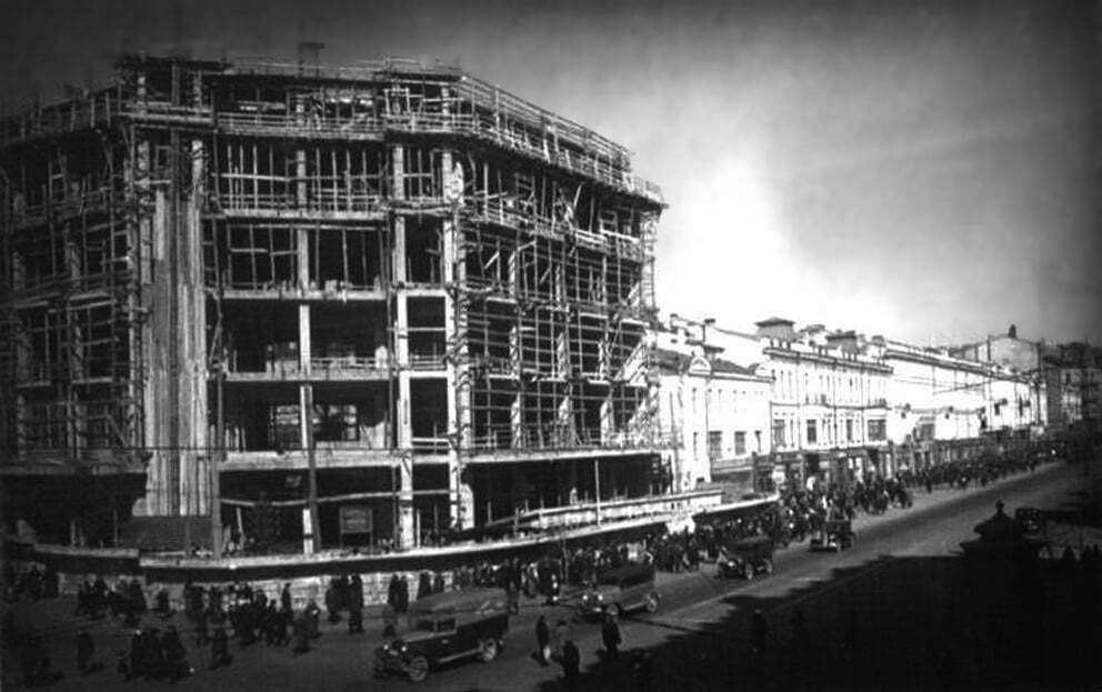 Строительство ЦУМа в 1937 году.