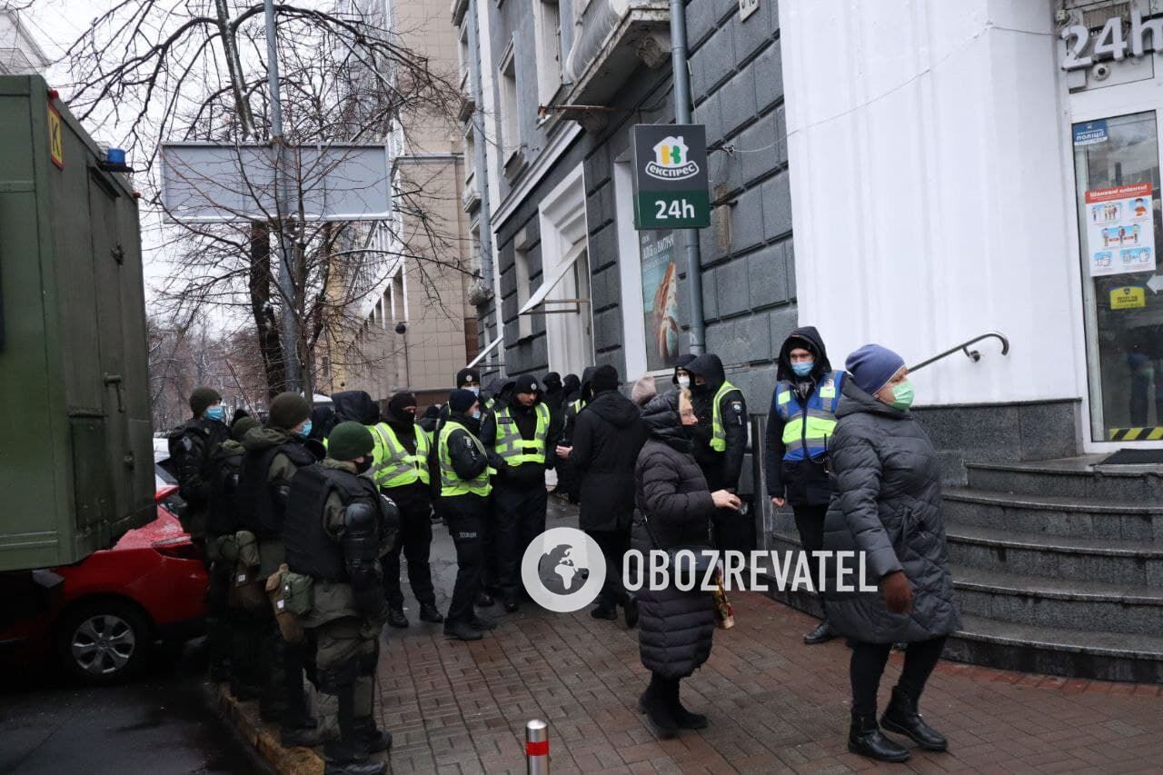 Поліцейські підходили до вулиці Грушевського.