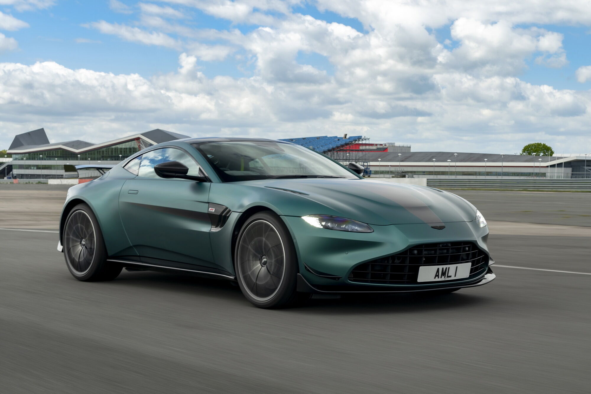 Aston Martin Vantage F1 Edition c мотором V8