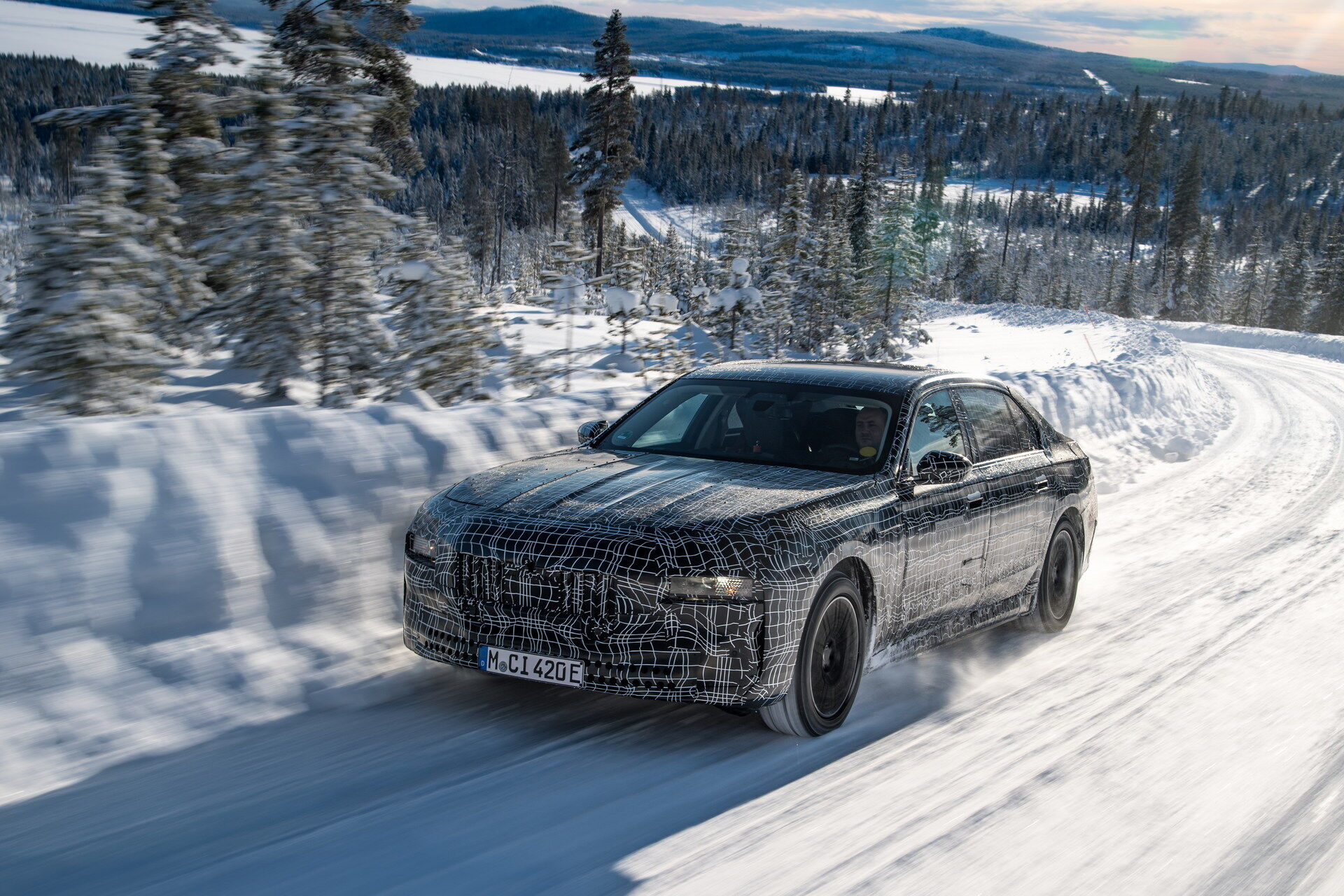 Седан i7 проходит серию изнурительных тестов в суровых зимних условиях на дорогах Швеции