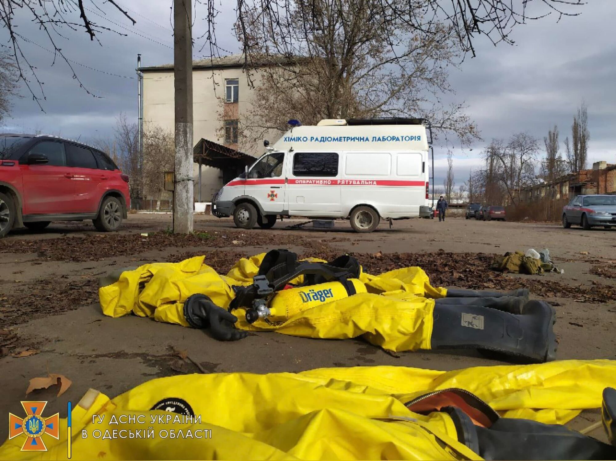 Співробітники ДСНС дезактивували місце розливу шляхом розбавлення водою