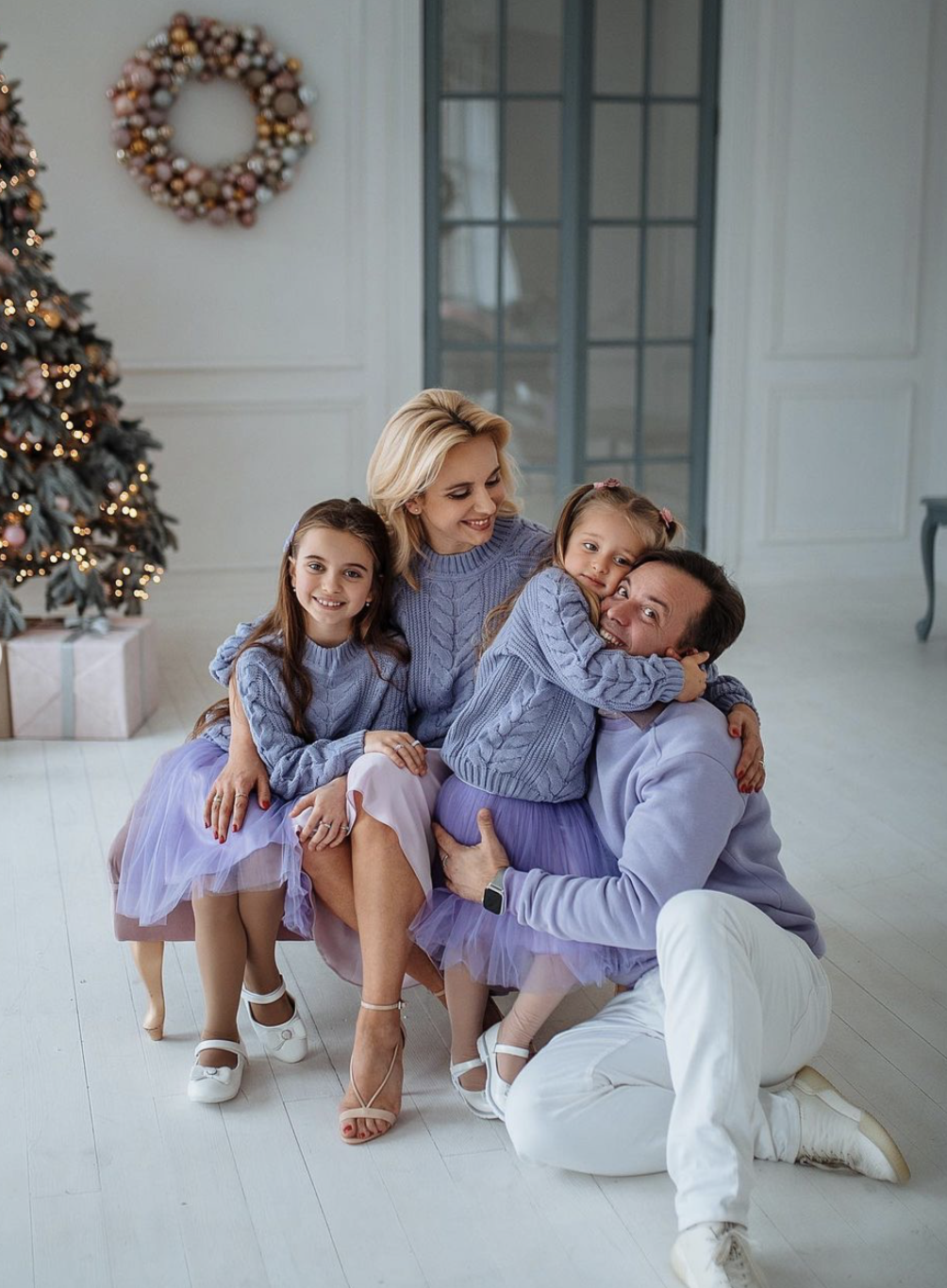 Лилия Ребрик с семьей устроила новогоднюю фотосессию.