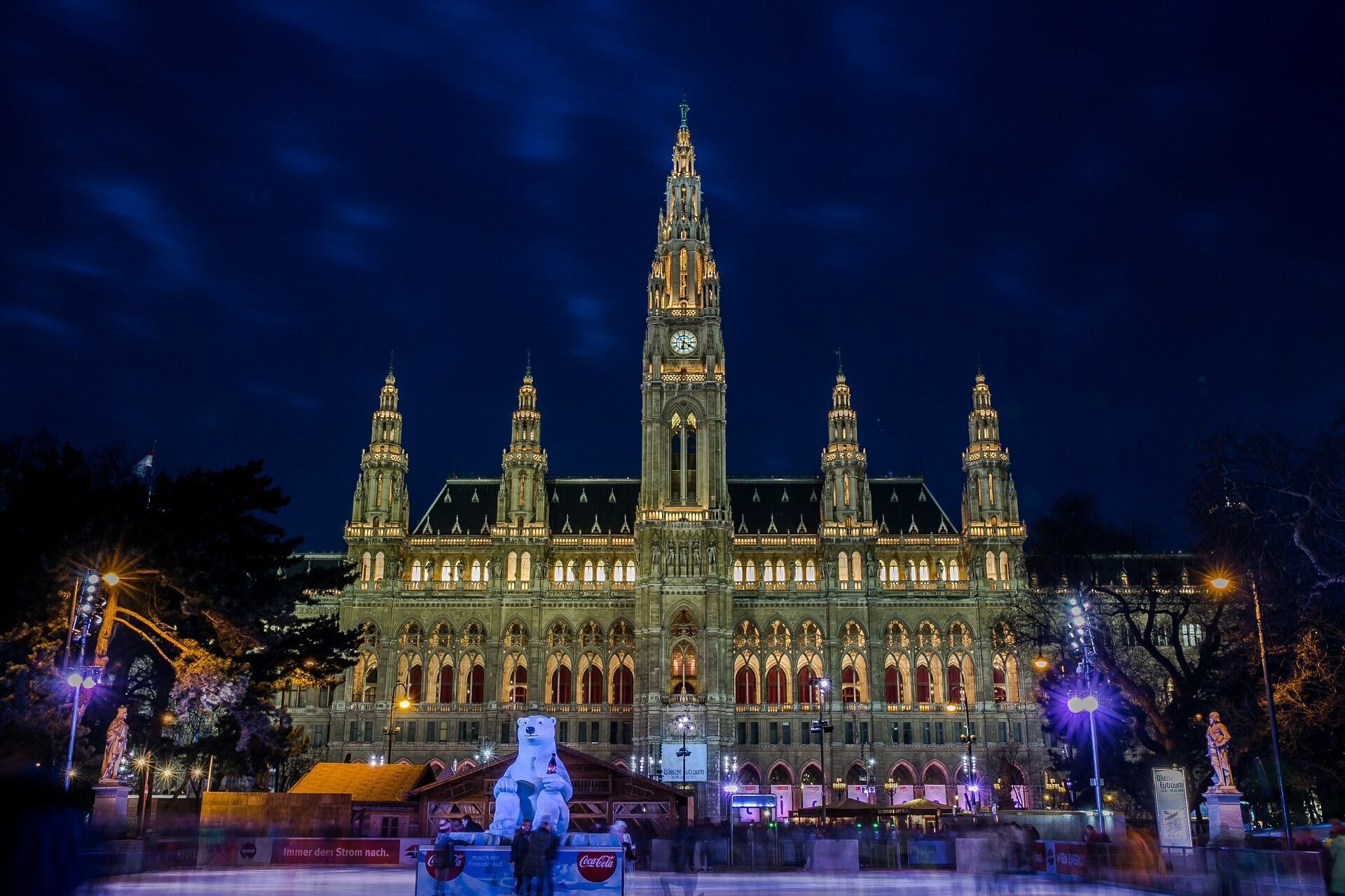 Ледовая сказка в Вене расположена у центральной Ратуши.
