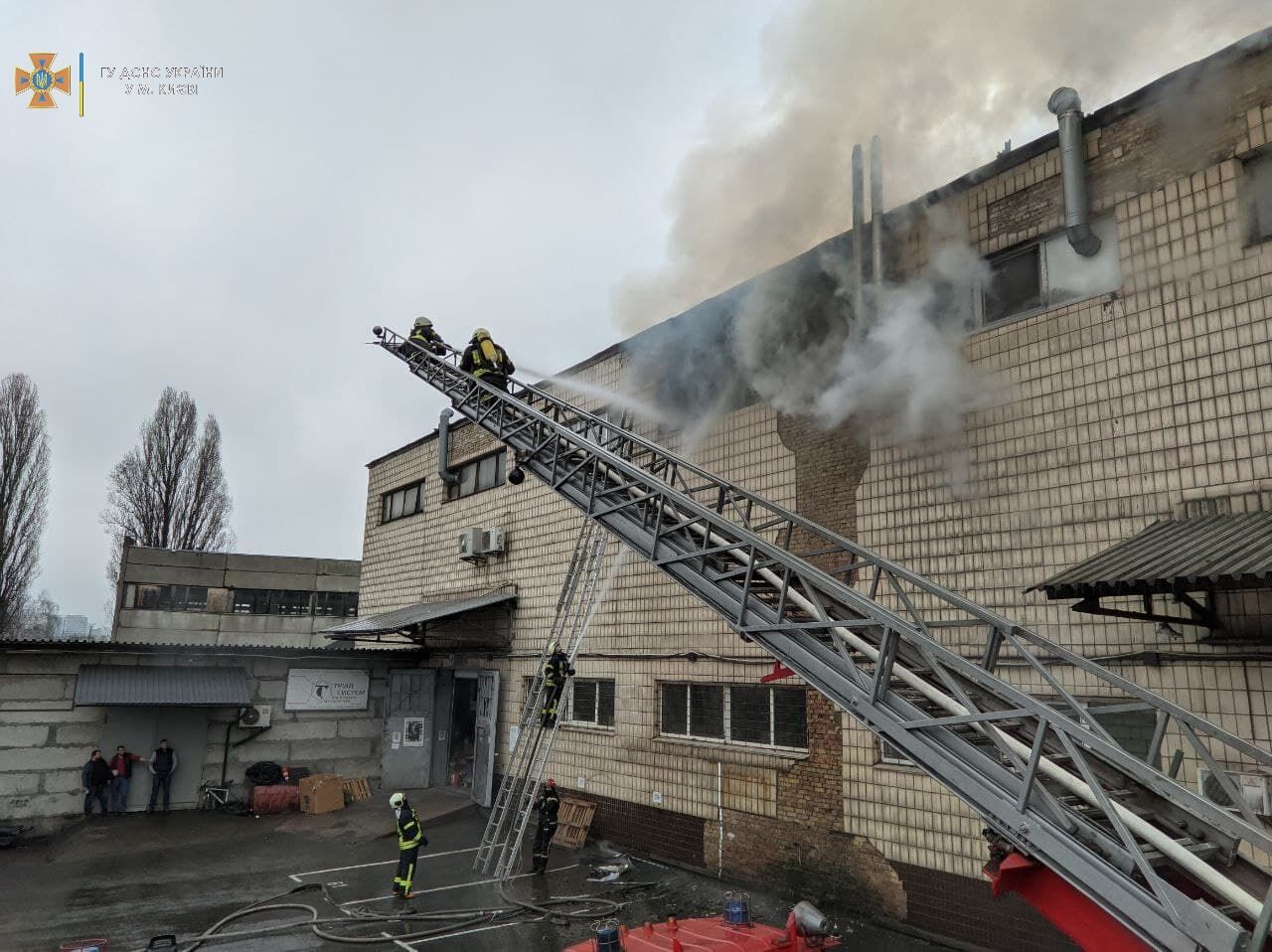 Пожежа виникла у складському приміщенні.