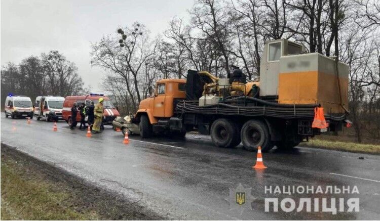 На Полтавщині "КрАЗ" зіткнувся з легковиком