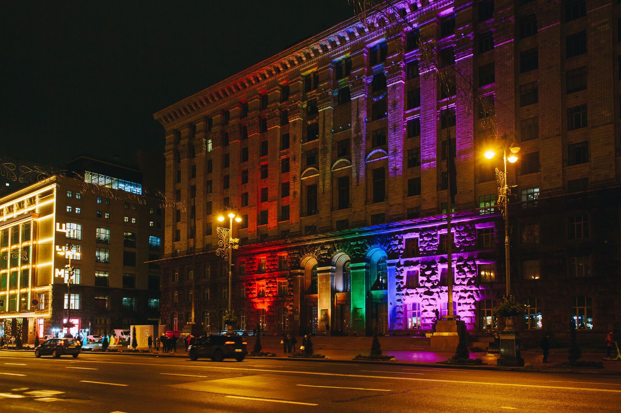 Здание КГГА подсветили цветами флага ЛГБТ