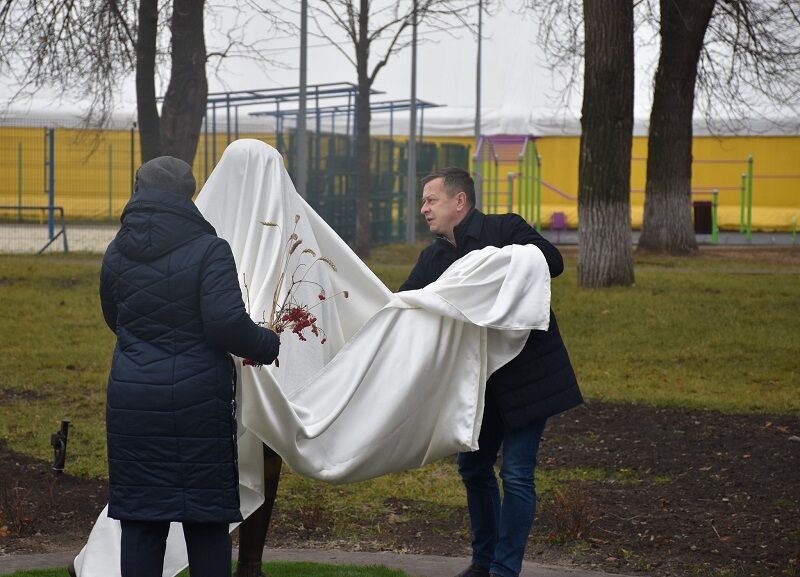 Памятник открывали мама погибшего и мэр Краматорска