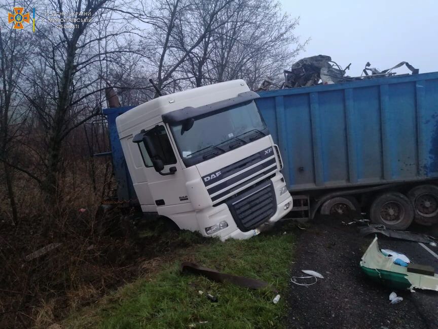 Водія іншої фури доправили до лікарні