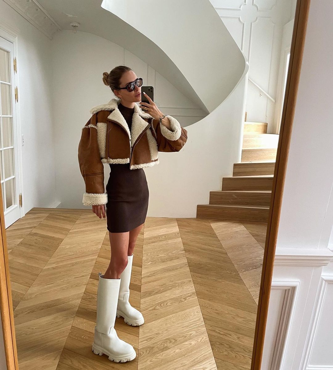 Пернилл рекомендует одевать укороченную дубленку с высокими сапогами