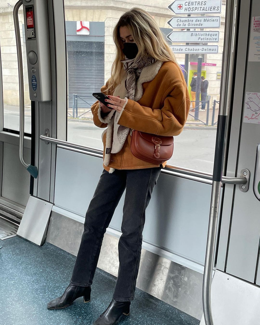 Аденора сочетает рыжую дубленку с темными брюками