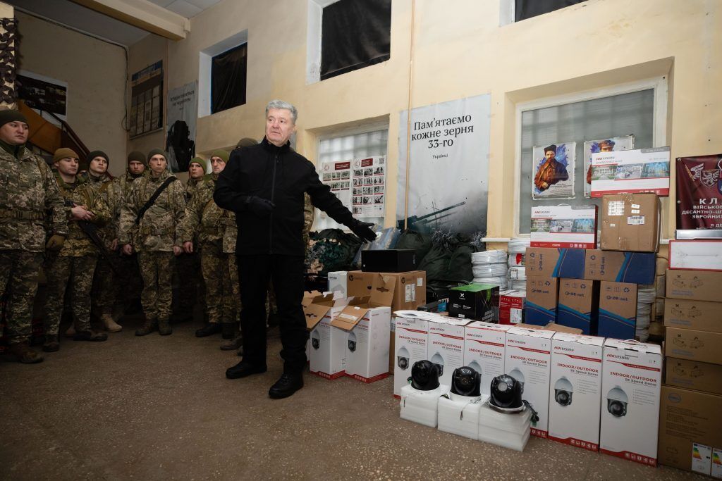 Порошенко передав 25-й повітряно-десантній бригаді в Авдіївці комплекс відеоспостереження