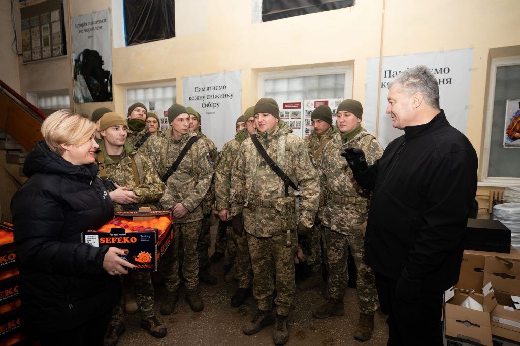 Порошенко передав 25-й повітряно-десантній бригаді в Авдіївці комплекс відеоспостереження