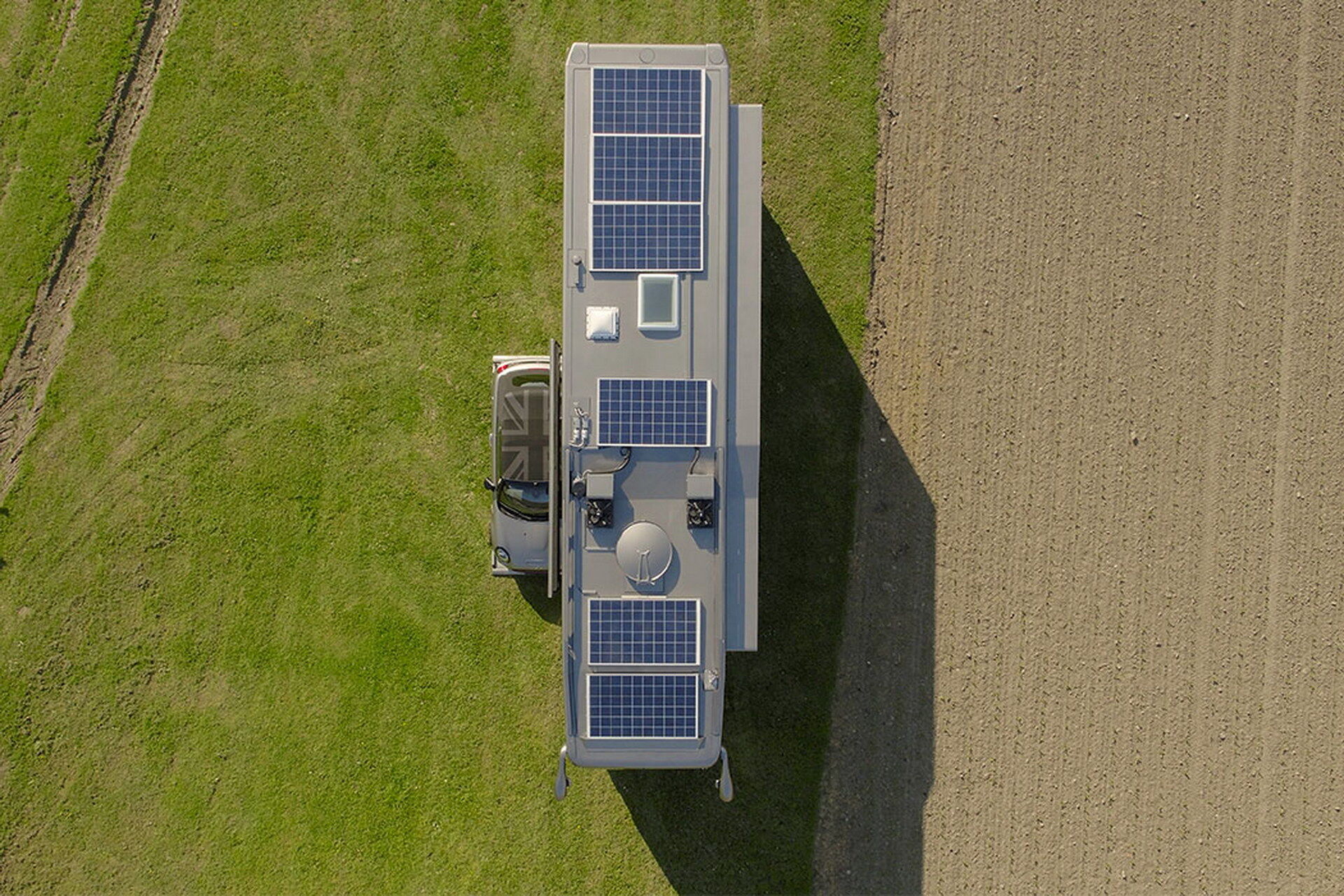 Окрім дизельного двигуна, енергія для пристроїв виробляється сонячними панелями потужністю 2400 кВт, встановленими на даху