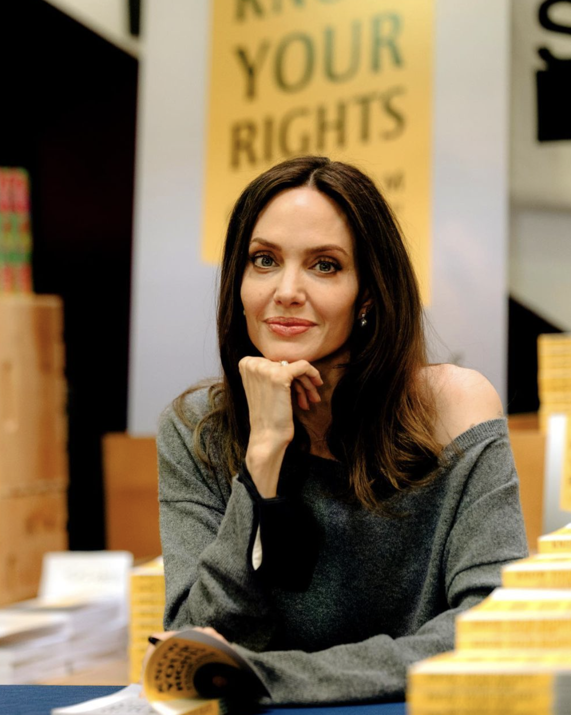 Анджелина Джоли потеряла девственность в 14 лет.