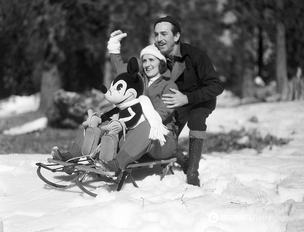 Уолт Дисней и его жена Лилиан развлекаются (1933).