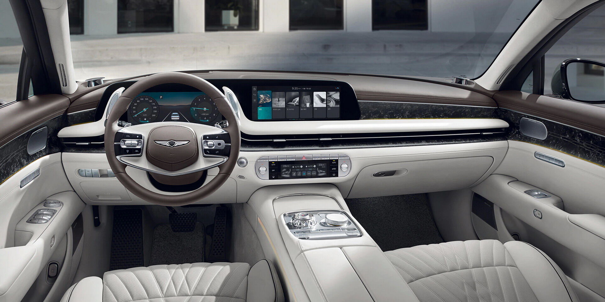 Автомобиль получил роскошный интерьер с большой цифровой панелью, объединяющую 12,3-дюймовые экраны шкалы приборов и инфо-развлекательной системы