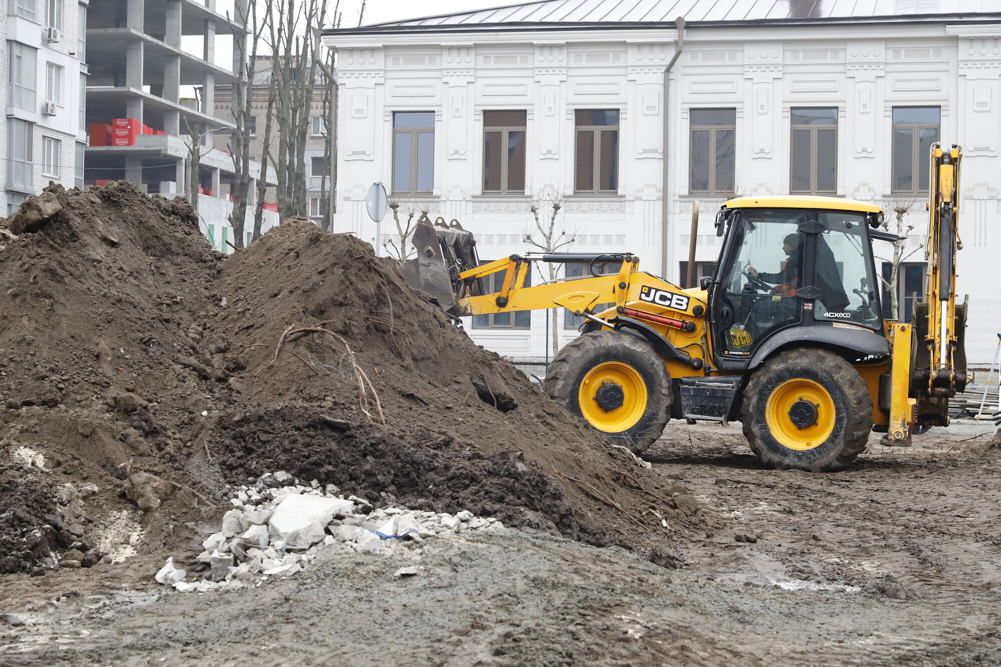 Ежедневно здесь работают более полусотни строителей и большое количество техники