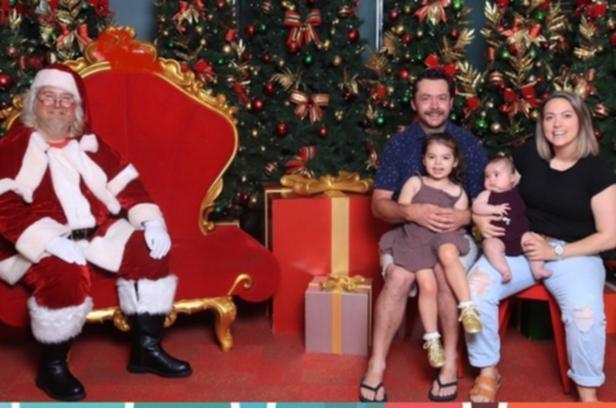 Семейное фото с Санта-Клаусом.