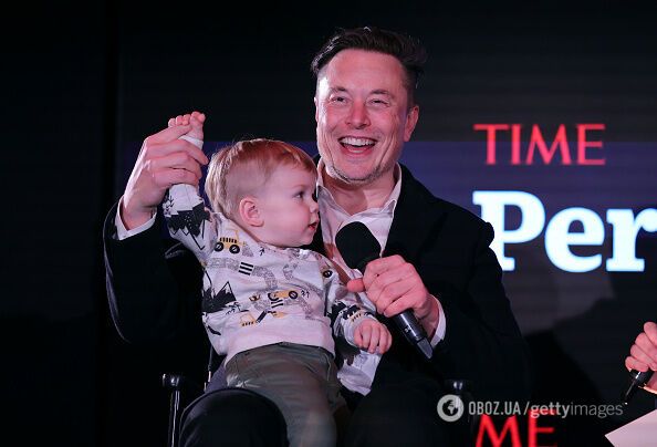 Илон Маск с сыном на вручении награды "Человек года".