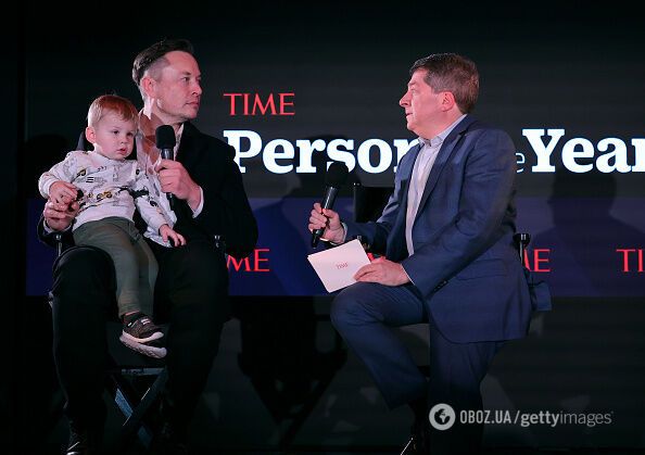 Илон Маск на сцене с младшим сыном.