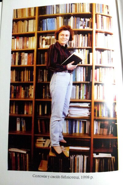 Соломия Павлычко в своей библиотеке