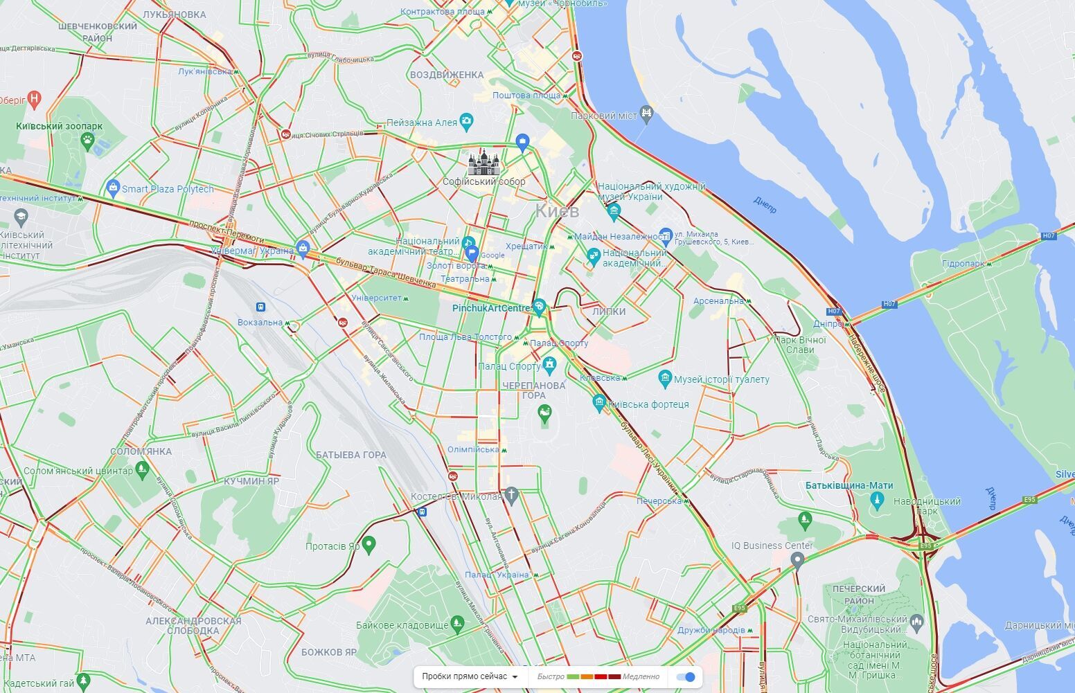 Затори в центрі та на Набережному шосе.