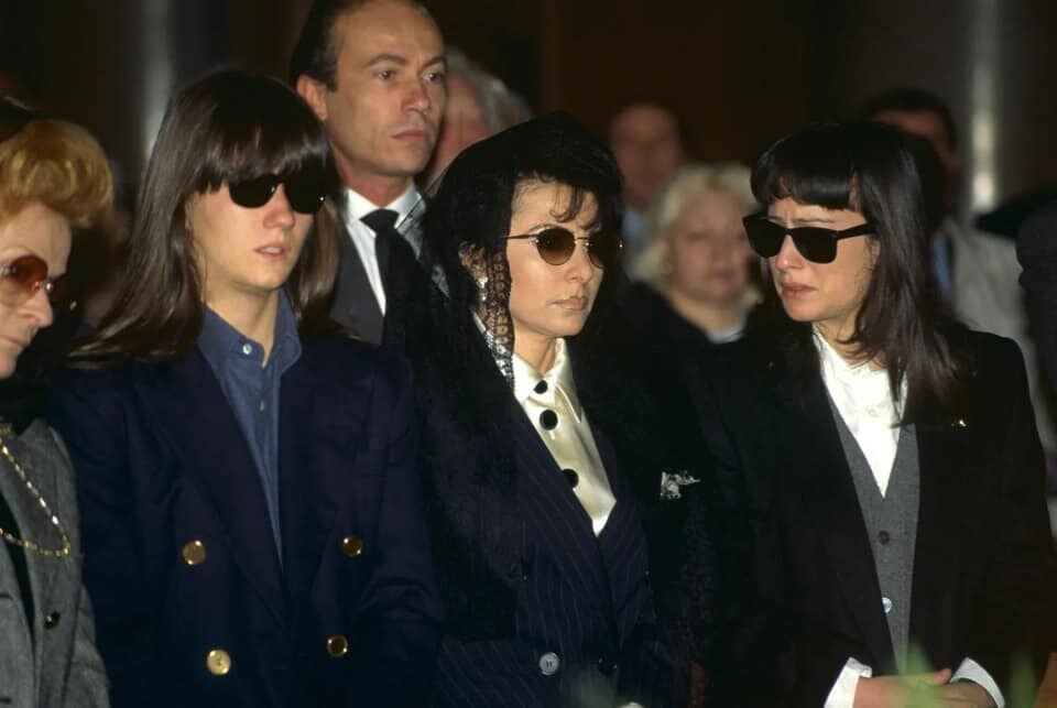 Патриция Реджани с дочерьми Аллегрой и Алессандрой на похоронах Маурицио Гуччи, 1995