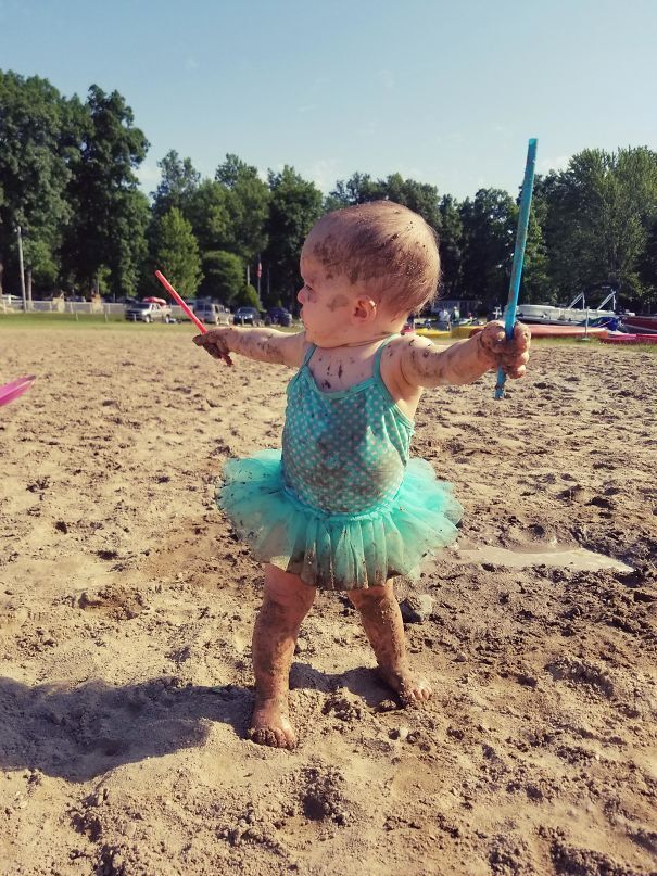 Девочка играет на пляже.