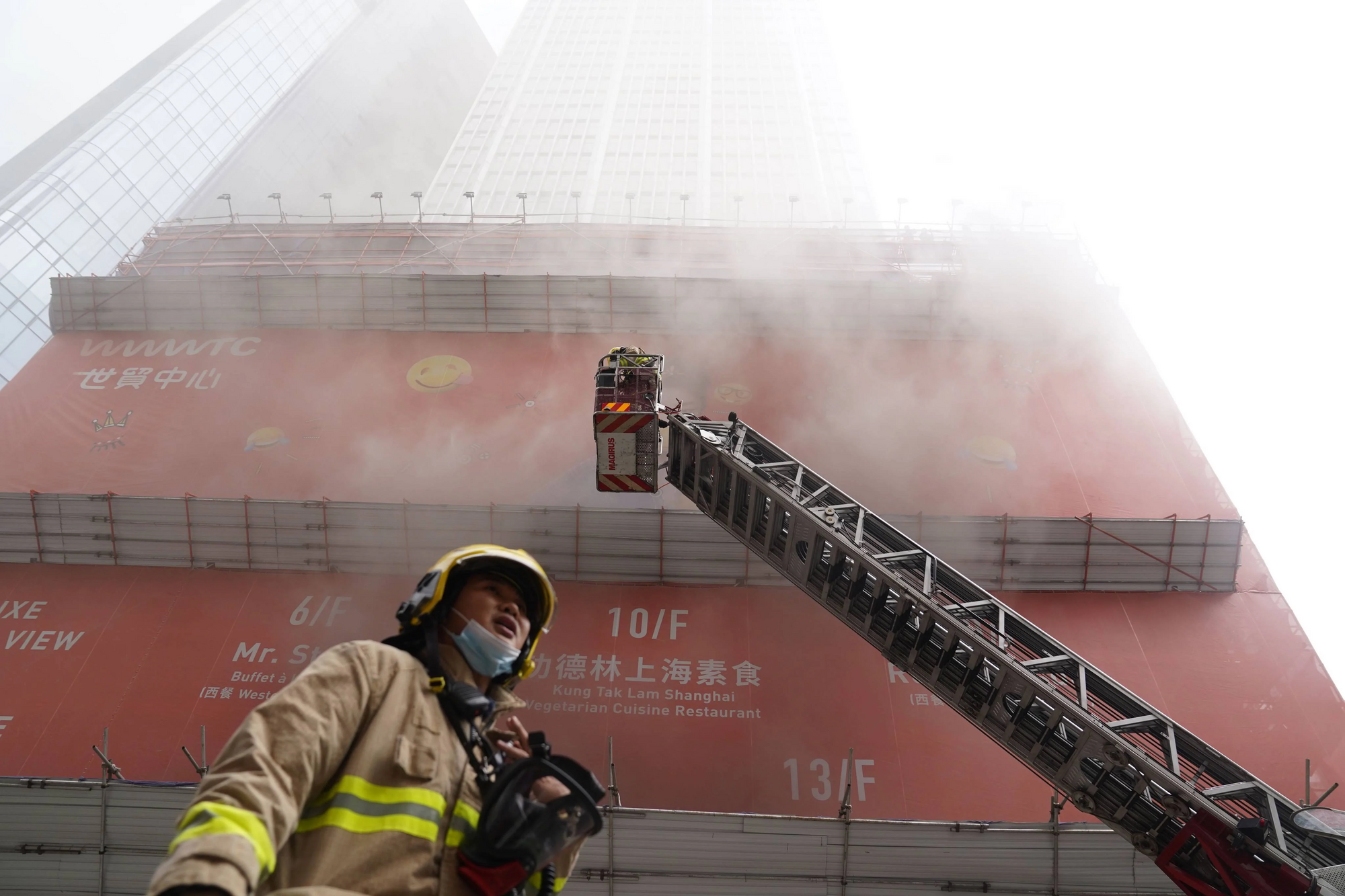 У Світовому торговому центрі в Гонконгу спалахнула пожежа