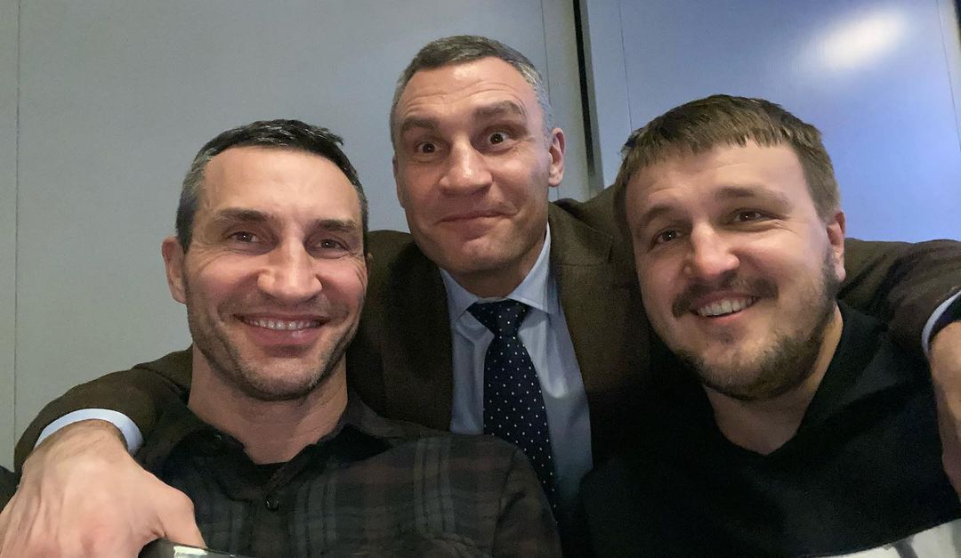 "Два поколения Кличко": появилось семейное фото братьев