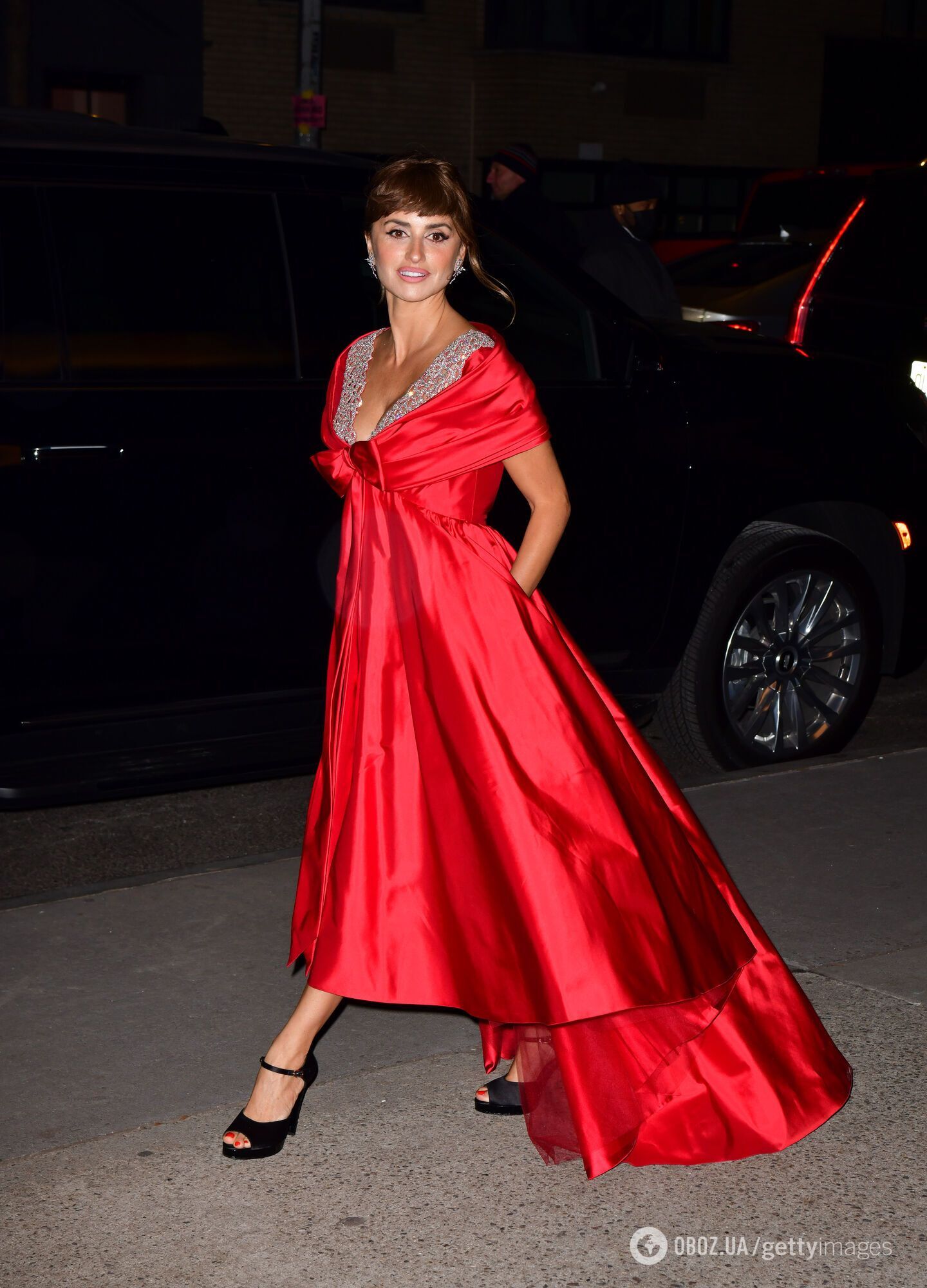 Акторка обрала яскраво-червону максісукню від Chanel