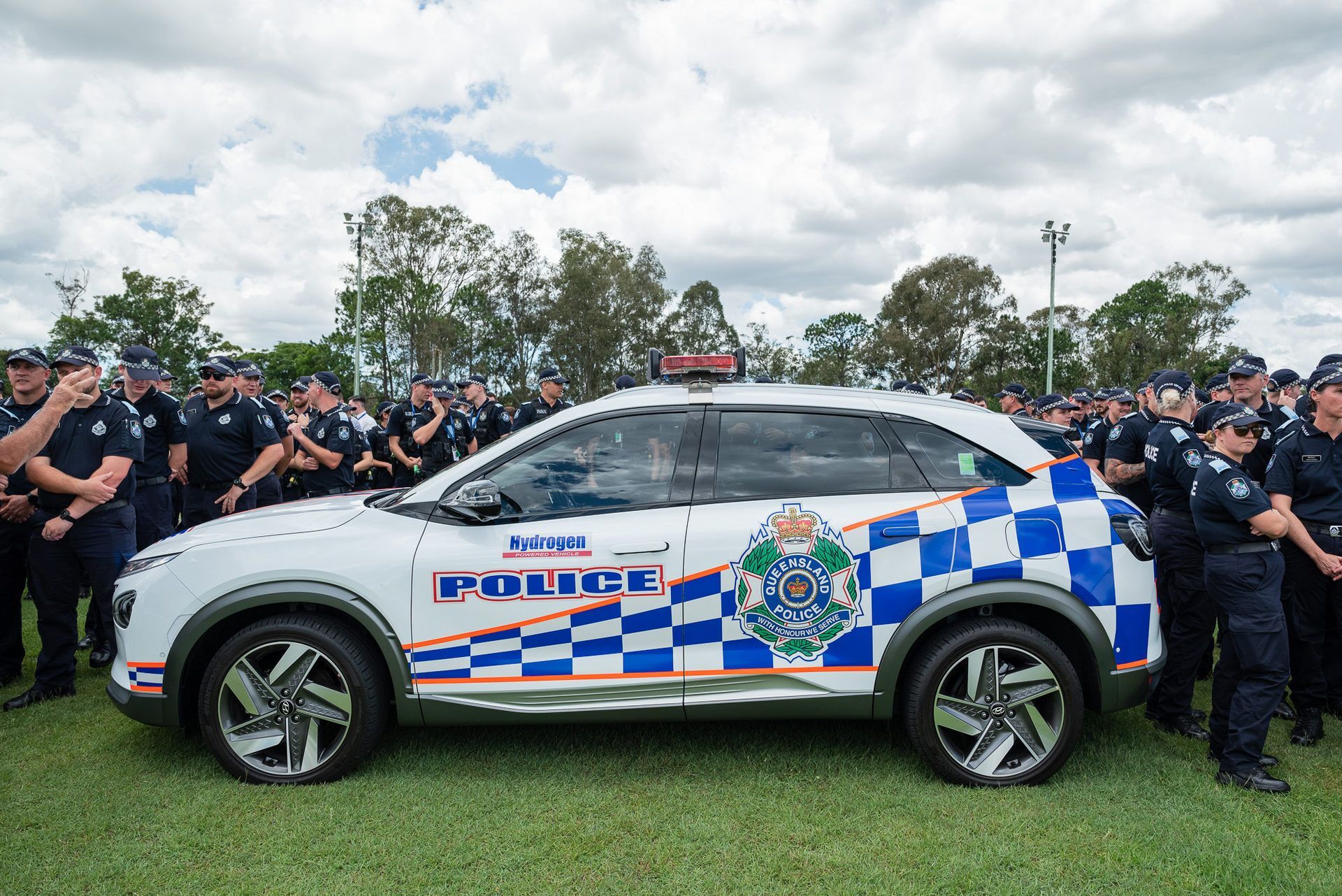 Доставленный в полицейскую службу Квинсленда автомобиль отличается от своих собратьев яркой ливреей, спецсигналам и дополнительным оборудованием