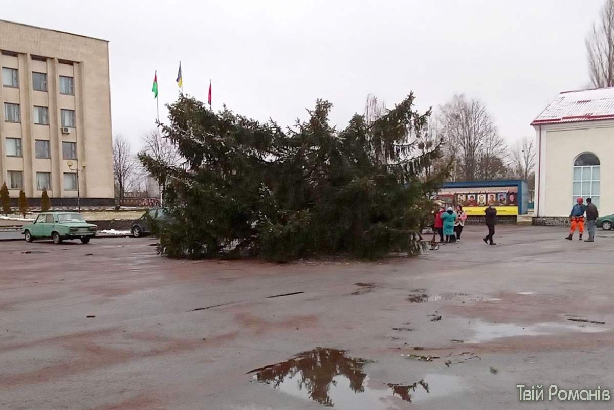 При натягивании тросов елка сломалась