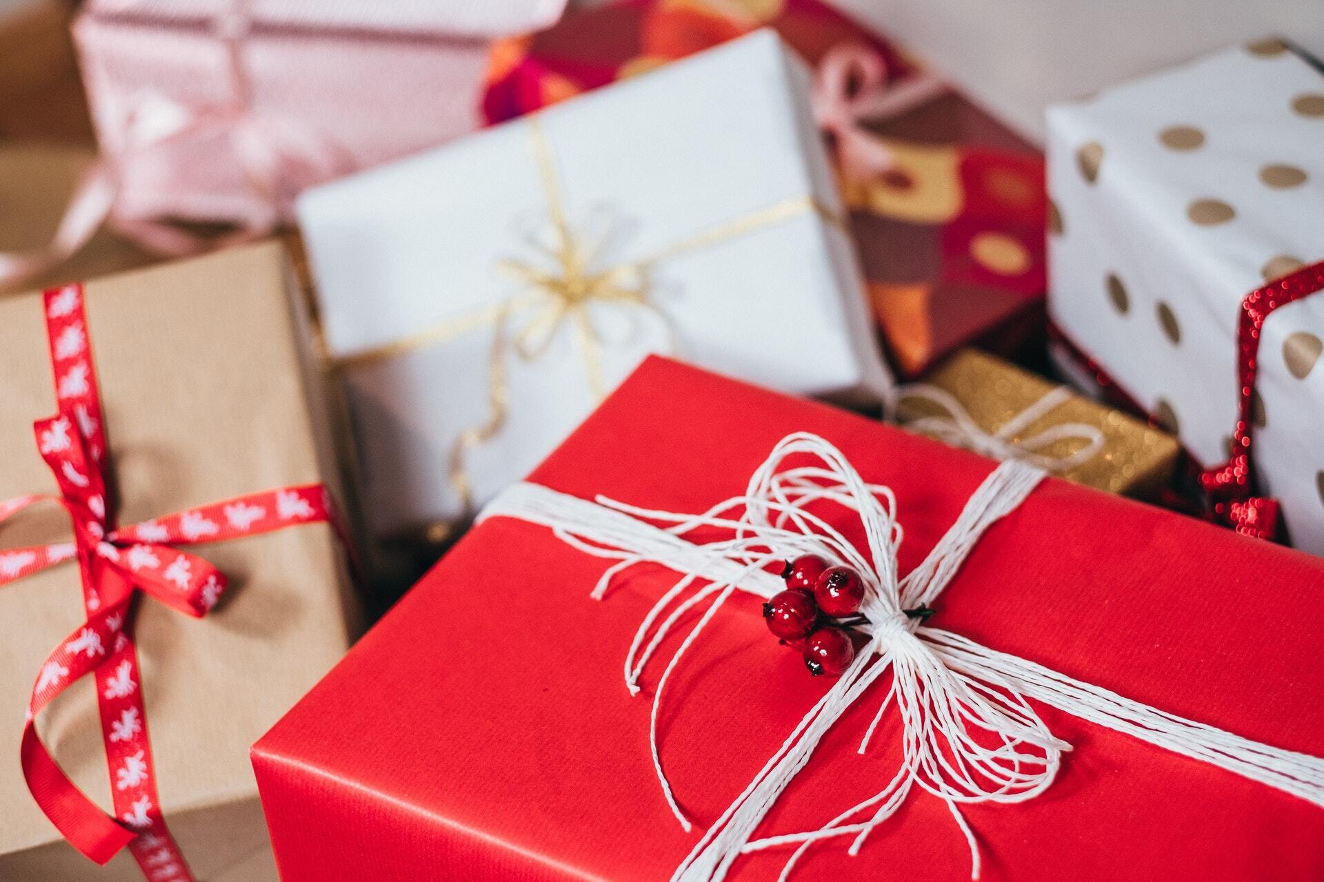 25 декабря дети находят под рождественской елкой подарки