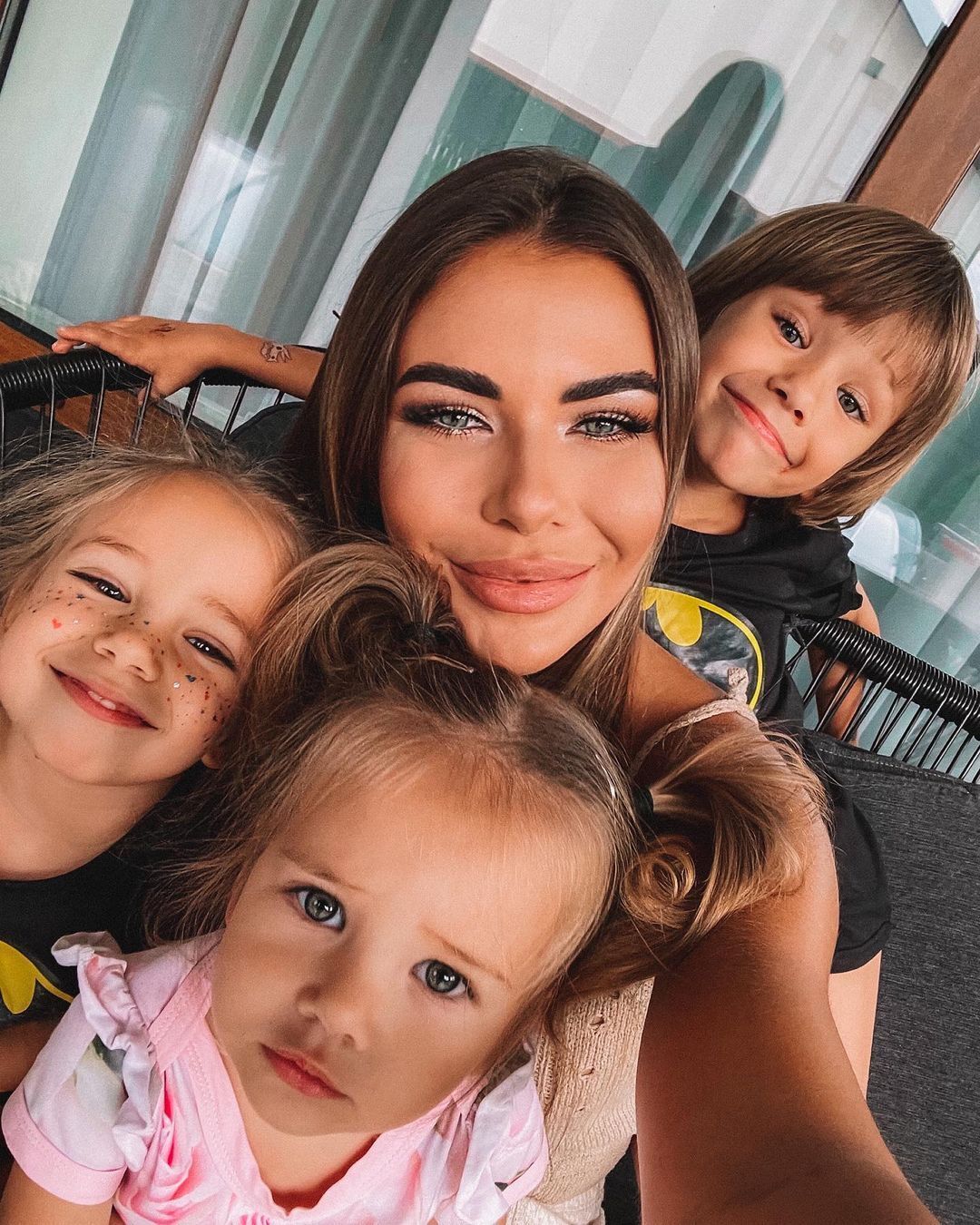Софія Стужук зі своїми трьома дітьми.