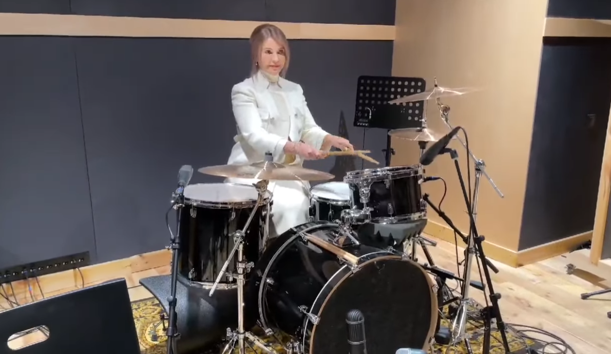 Тимошенко сыграла на барабанах.