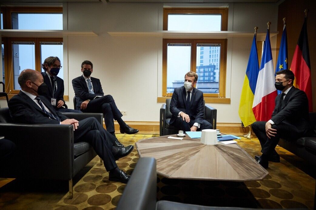 Владимир Зеленский во время встречи с канцлером Германии Олафом Шольцом и президентом Франции Эммануэлем Макроном.