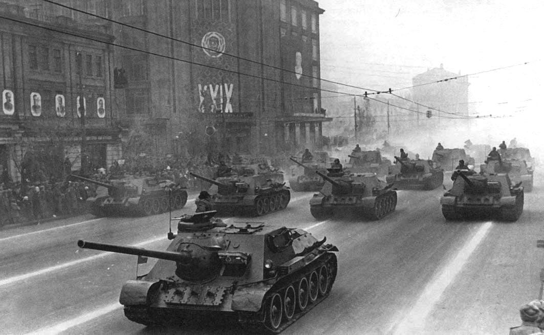 7 ноября 1946 года. Военный парад на Крещатике.