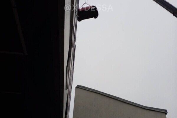 В Одессе авто подняли на балкон дома