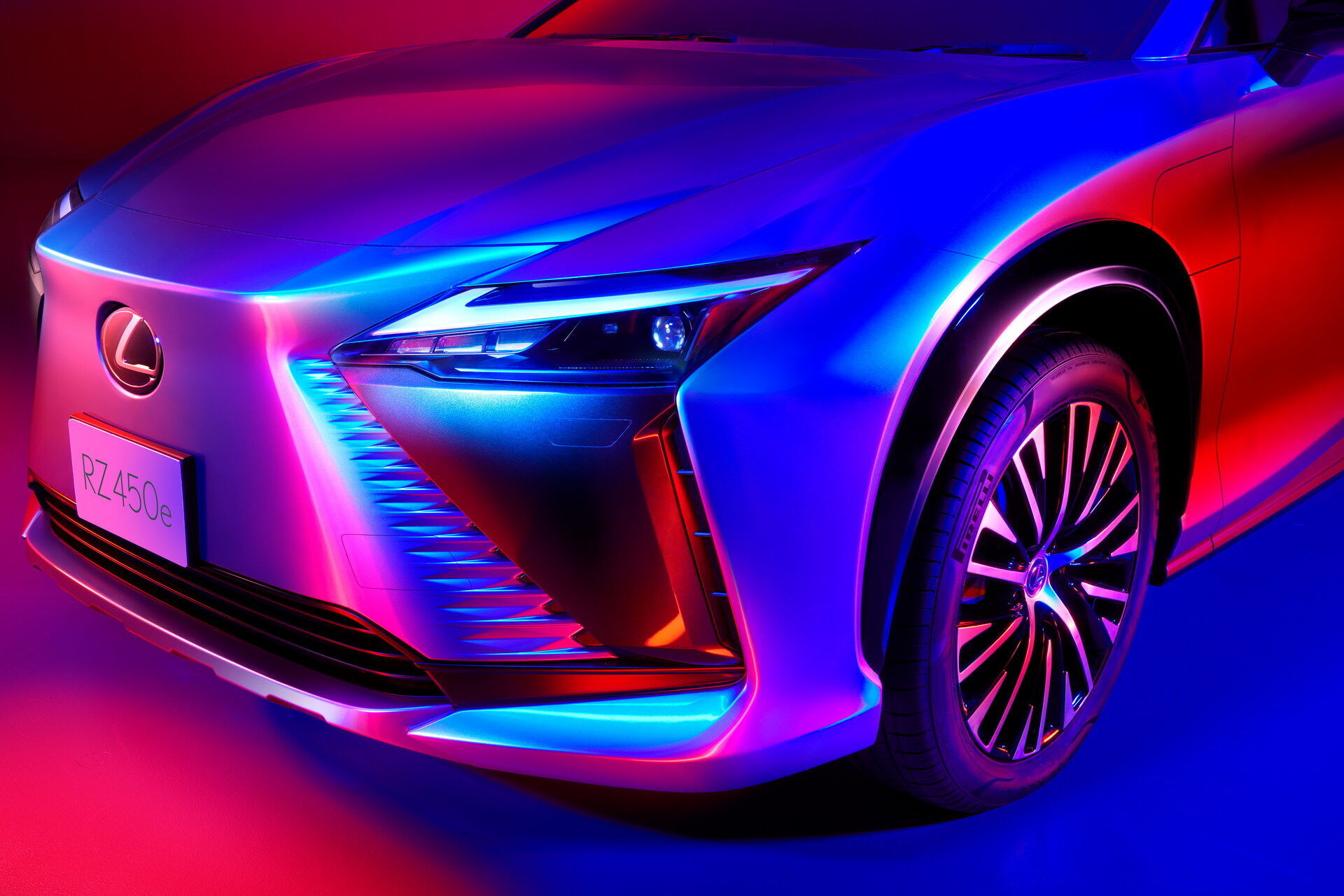 Однією із новинок стане перший в історії бренду Lexus кросовер RZ 450e