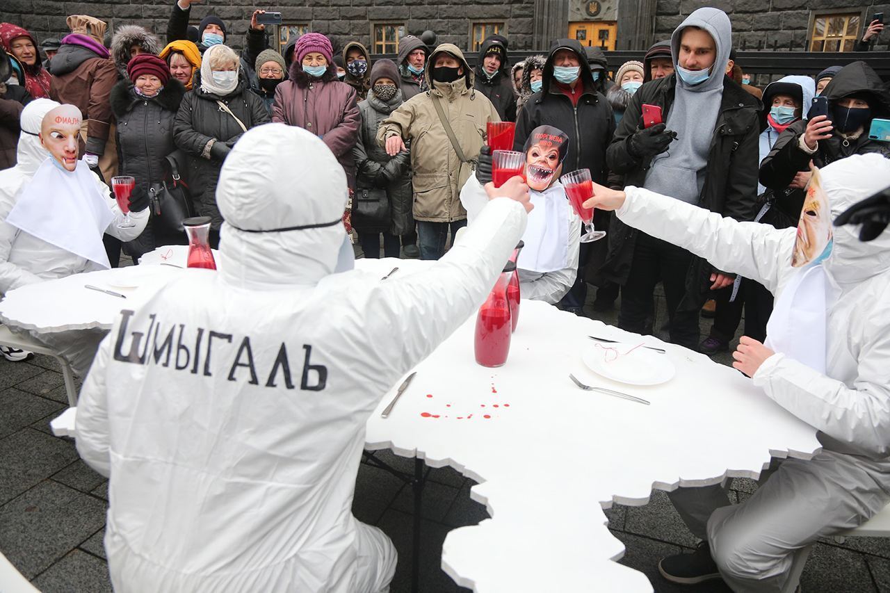 Протестующие показали перформанс, символизировавший то, как МВФ и его партнеры "пьют кровь" украинского народа
