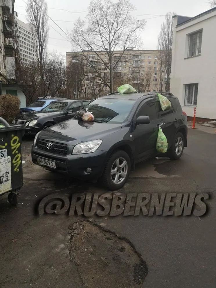 Машину припаркували біля контейнерів із відходом.