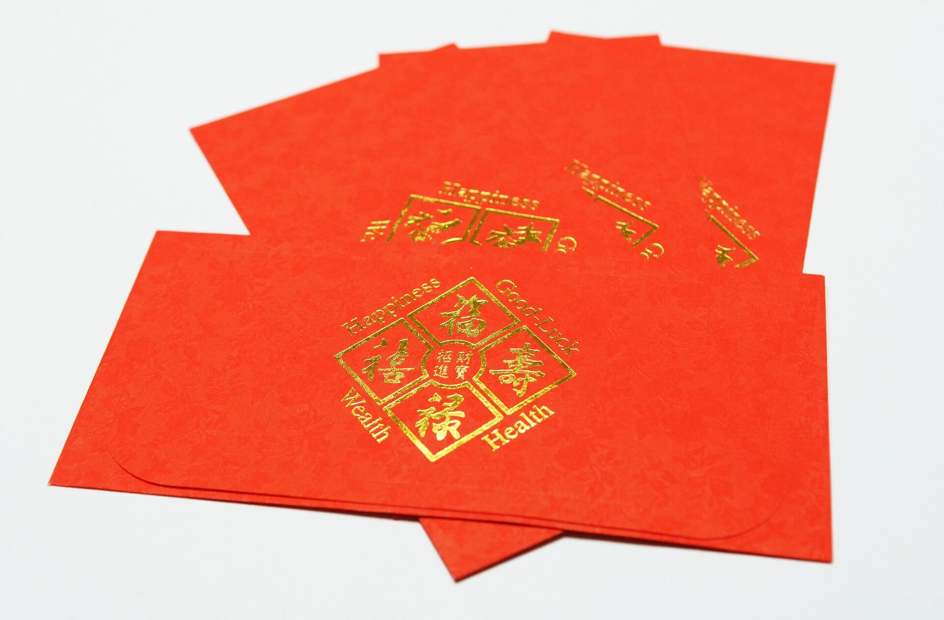 Китайцы кладут деньги в красные конверты.